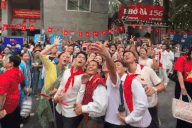 Dàn diễn viên "Mưa đỏ" xuất hiện tại Sơ duyệt, khán giả reo hò gọi tên
