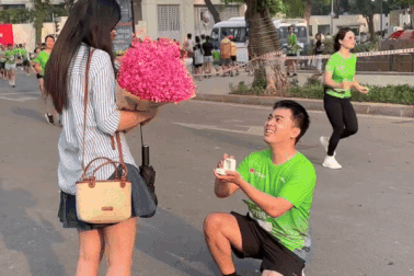 Hà Nội: Cô gái xinh đẹp bật khóc khi bạn trai chạy 21km về cầu hôn