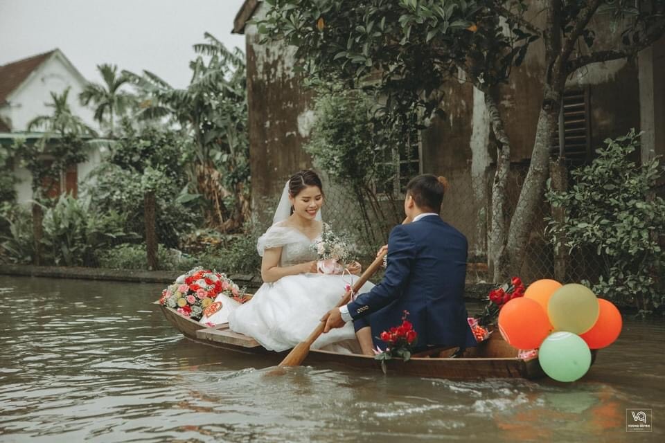 Thích thú ảnh cưới vượt lũ nhưng... vẫn vui của cặp đôi ở Hà Tĩnh - 5 Thích thú ảnh cưới vượt lũ nhưng... vẫn vui của cặp đôi ở Hà Tĩnh - 5