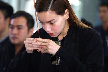 Hồ Ngọc Hà lặng lẽ đến tham dự lễ tang nhạc sĩ Lương Minh