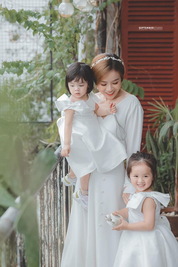 Vợ cũ Hoài Lâm khoe nhan sắc ấn tượng bên 2 con gái cưng, quyết bảo vệ nhóc tỳ trước sóng gió hậu tan vỡ - Ảnh 2. Vợ cũ Hoài Lâm khoe nhan sắc ấn tượng bên 2 con gái cưng, quyết bảo vệ nhóc tỳ trước sóng gió hậu tan vỡ - Ảnh 2.