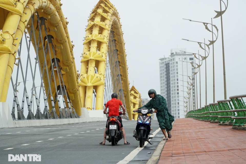 Đà Nẵng: Người dân phá rào vượt cầu Rồng trong cơn bão tố - 4 Đà Nẵng: Người dân phá rào vượt cầu Rồng trong cơn bão tố - 4
