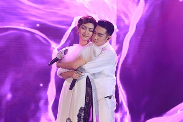 Sau vụ cháy sân khấu, Quang Hà tình tứ bên các nữ ca sỹ