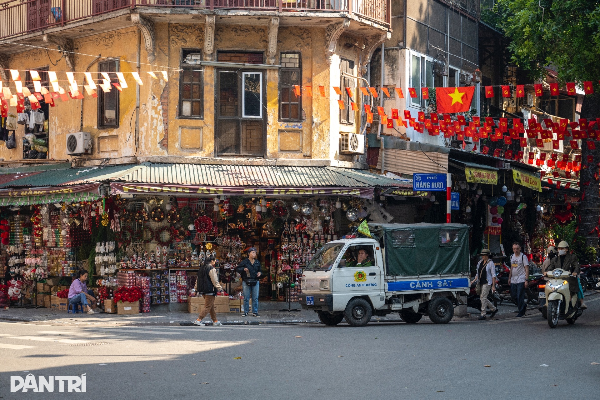 Công an Hà Nội ra quân dẹp vỉa hè, thí điểm mô hình phường kiểu mẫu - 1