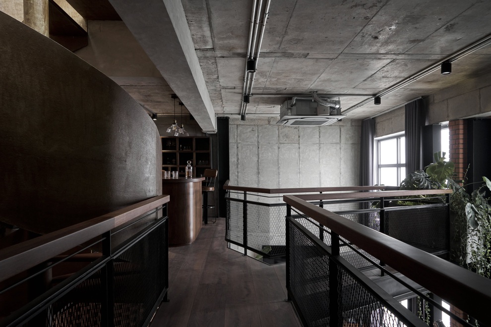 Căn penthouse ven Hà Nội gây choáng với vẻ hầm hố, đậm chất nghệ sĩ - 2 Căn penthouse ven Hà Nội gây choáng với vẻ hầm hố, đậm chất nghệ sĩ - 2