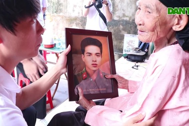 Mẹ liệt sĩ Nguyễn Văn Đồng xúc động nhận ảnh con trai
