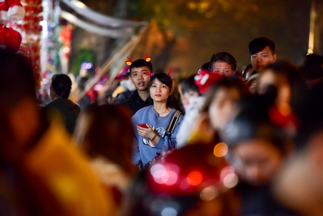 24h trước lễ Giáng sinh: Chôn chân giữa biển người tại Nhà thờ Lớn, phố Hàng Mã - 14 24h trước lễ Giáng sinh: Chôn chân giữa biển người tại Nhà thờ Lớn, phố Hàng Mã - 14