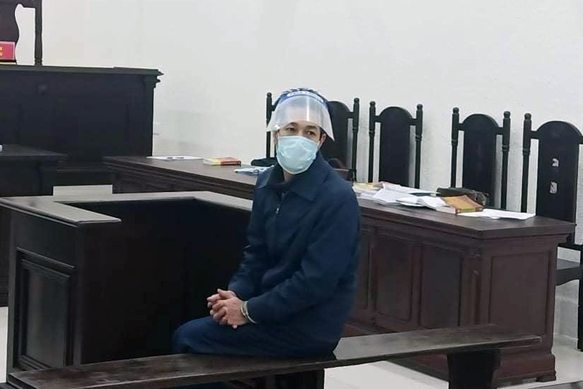 Người phụ nữ đẩy chồng vào tù vì mối tình với phi công trẻ - 1 Người phụ nữ đẩy chồng vào tù vì mối tình với phi công trẻ - 1