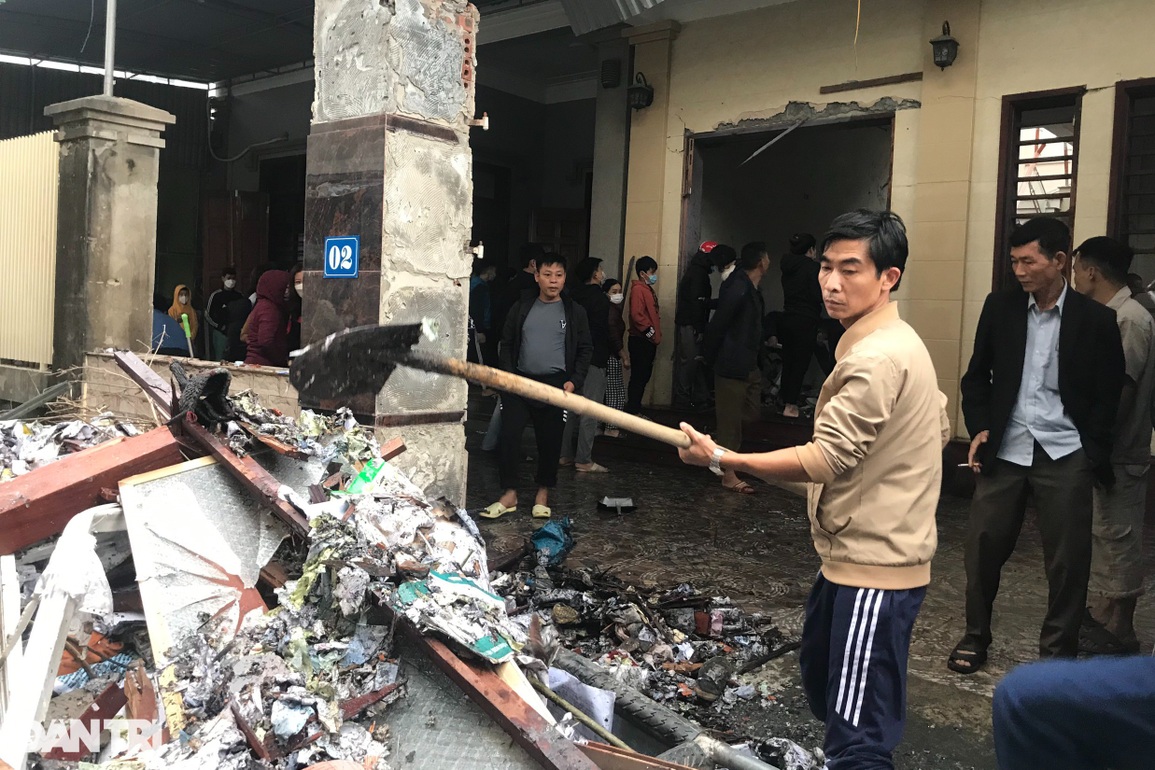Sau tiếng nổ như bom, một người nhập viện, ngôi nhà 2 tầng vỡ toác - 7 Sau tiếng nổ như bom, một người nhập viện, ngôi nhà 2 tầng vỡ toác - 7