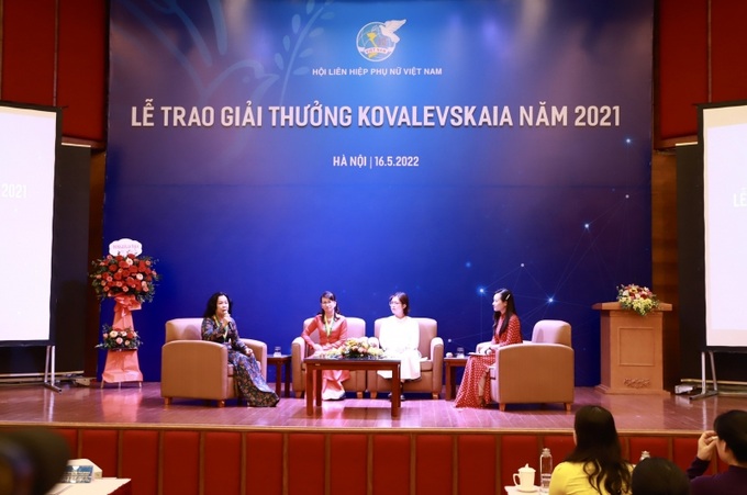 Các nhà khoa học nữ và nữ sinh giao lưu tại Chương trình