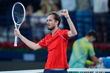 Đánh bại Djokovic, Medvedev tiến vào chung kết Dubai Championships