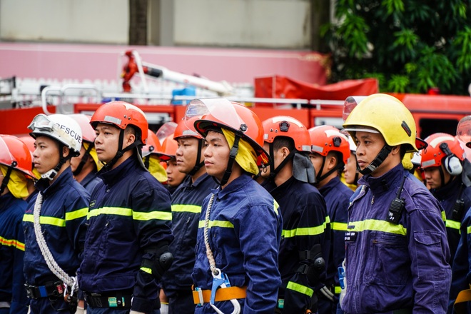 Hàng trăm cảnh sát phòng cháy chữa cháy diễn tập ở Hà Nội - 11 Hàng trăm cảnh sát phòng cháy chữa cháy diễn tập ở Hà Nội - 11