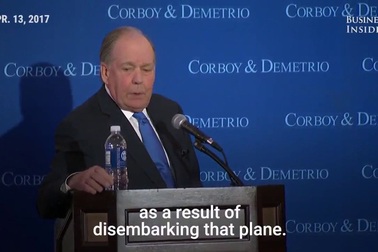 Hành khách gốc Việt gãy mũi sau khi bị lôi khỏi máy bay United Airlines