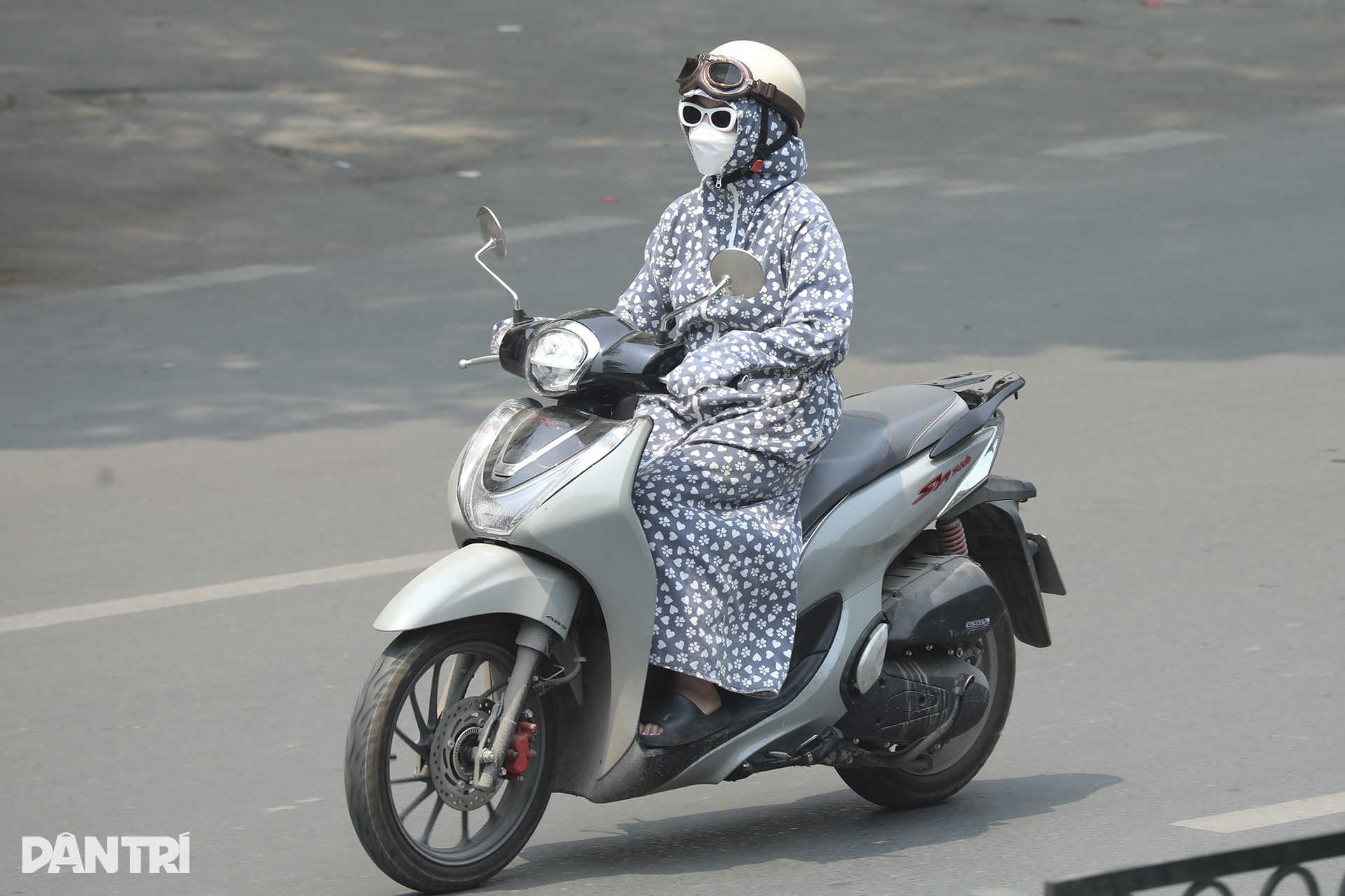 Nắng nóng đầu hè ở Hà Nội: Người dân ra đường kín mít như ninja - 5 Nắng nóng đầu hè ở Hà Nội: Người dân ra đường kín mít như ninja - 5