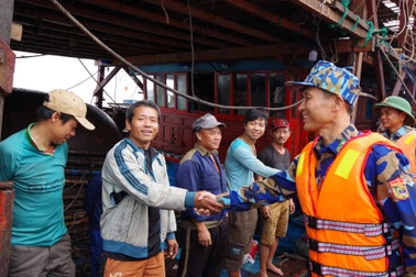 Lai dắt tàu câu mực cùng 48 ngư dân gặp nạn trên biển