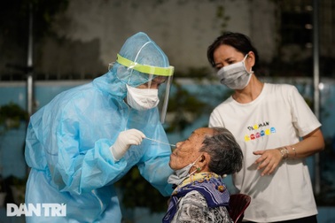 Nhân viên lấy mẫu xét nghiệm không nhất thiết mặc bảo hộ liền thân
