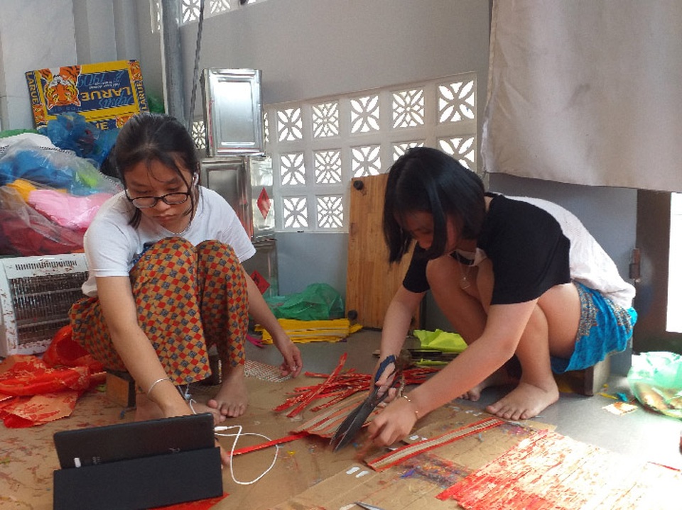 Giữa dịch corona, nghề đèn lồng 400 năm vẫn tấp nập phố Hội - 4 Giữa dịch corona, nghề đèn lồng 400 năm vẫn tấp nập phố Hội - 4