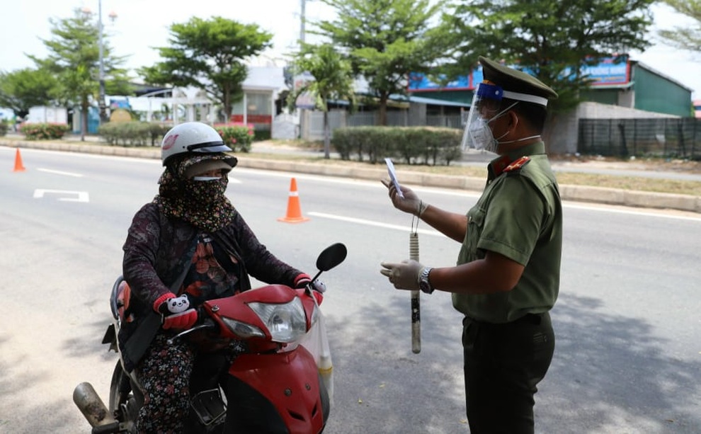 Vì sao Công an Ninh Thuận xử phạt người đi xe máy tự phát về quê? - 1 Vì sao Công an Ninh Thuận xử phạt người đi xe máy tự phát về quê? - 1