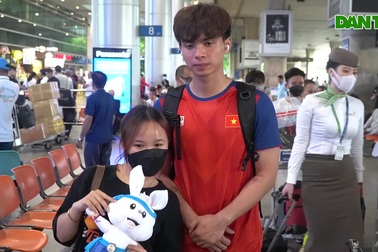 Nhiều bạn trẻ yêu bóng đá vây kín các cầu thủ đội tuyển U22 khi về nước