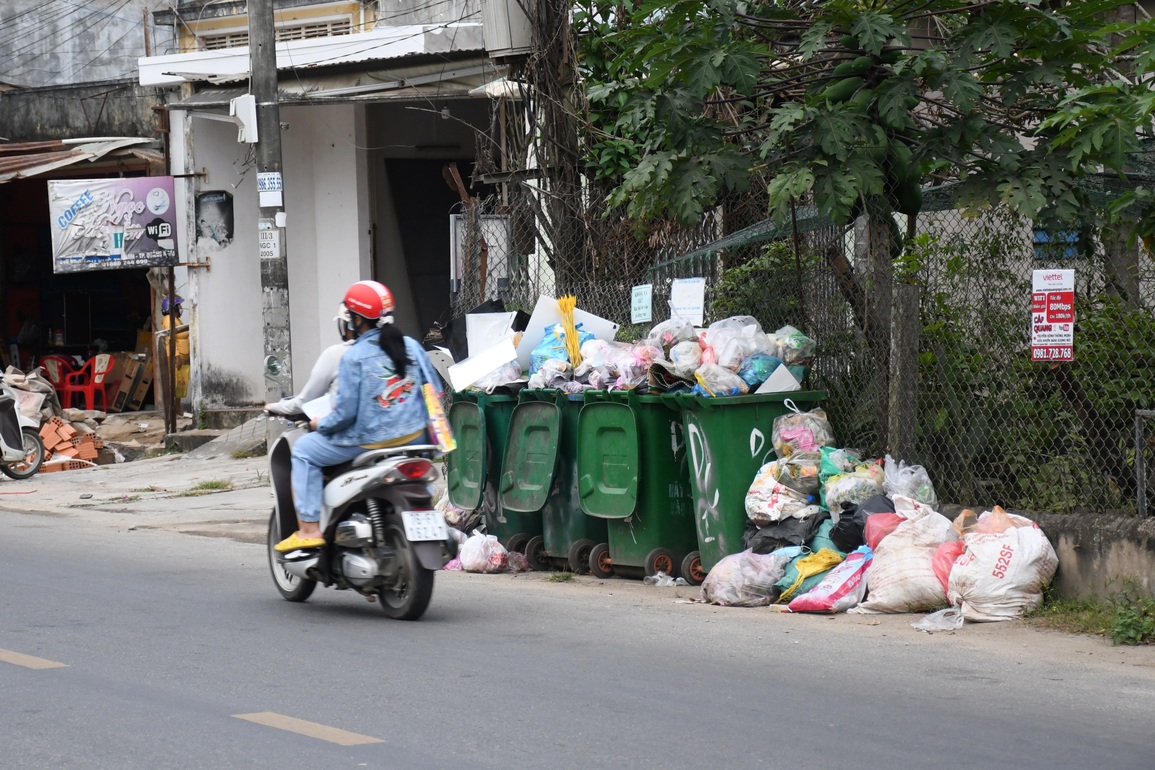 Rác thải bốc mùi hôi thối đường phố vì nhà máy xử lý từ chối tiếp nhận - 1 Rác thải bốc mùi hôi thối đường phố vì nhà máy xử lý từ chối tiếp nhận - 1