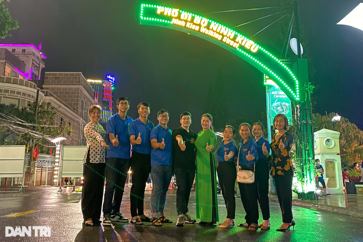 Giới trẻ che dù, mặc áo mưa check-in phố đi bộ đầu tiên ở Tây Đô - 2 Giới trẻ che dù, mặc áo mưa check-in phố đi bộ đầu tiên ở Tây Đô - 2