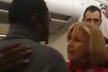 Ẩu đả trên máy bay: Hành khách nhổ nước bọt vào mặt và tát nữ tiếp viên