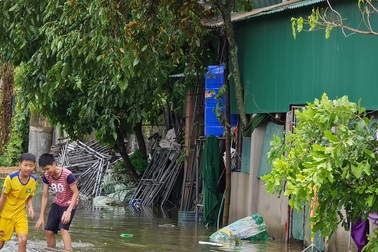 Người dân thành Vinh bì bõm trong biển nước
