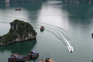 Bắn pháo hoa tại lễ công bố Kỳ quan thiên nhiên thế giới mới Vịnh Hạ Long