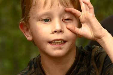 Bé 8 tuổi đánh nhau với báo sư tử, sống sót thần kỳ