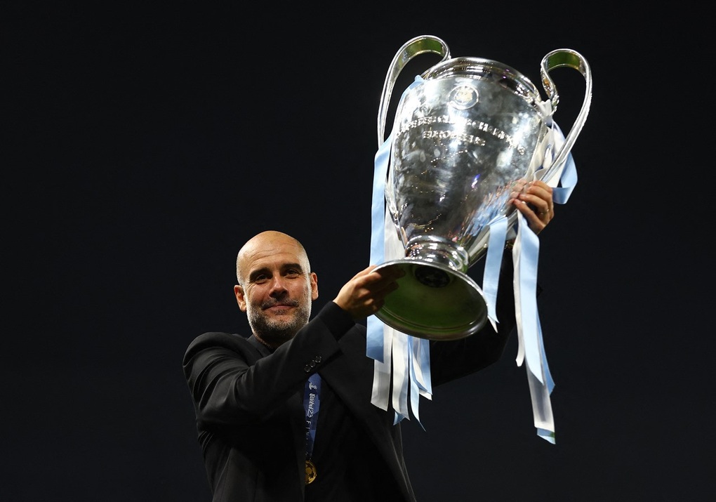 Dàn sao Man City bật khóc vì sung sướng, HLV Pep Guardiola hôn vợ đắm đuối - 11 Dàn sao Man City bật khóc vì sung sướng, HLV Pep Guardiola hôn vợ đắm đuối - 11