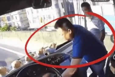 Công an vào cuộc vụ chặn đầu xe khách, giật chìa khóa trên Vành đai 3