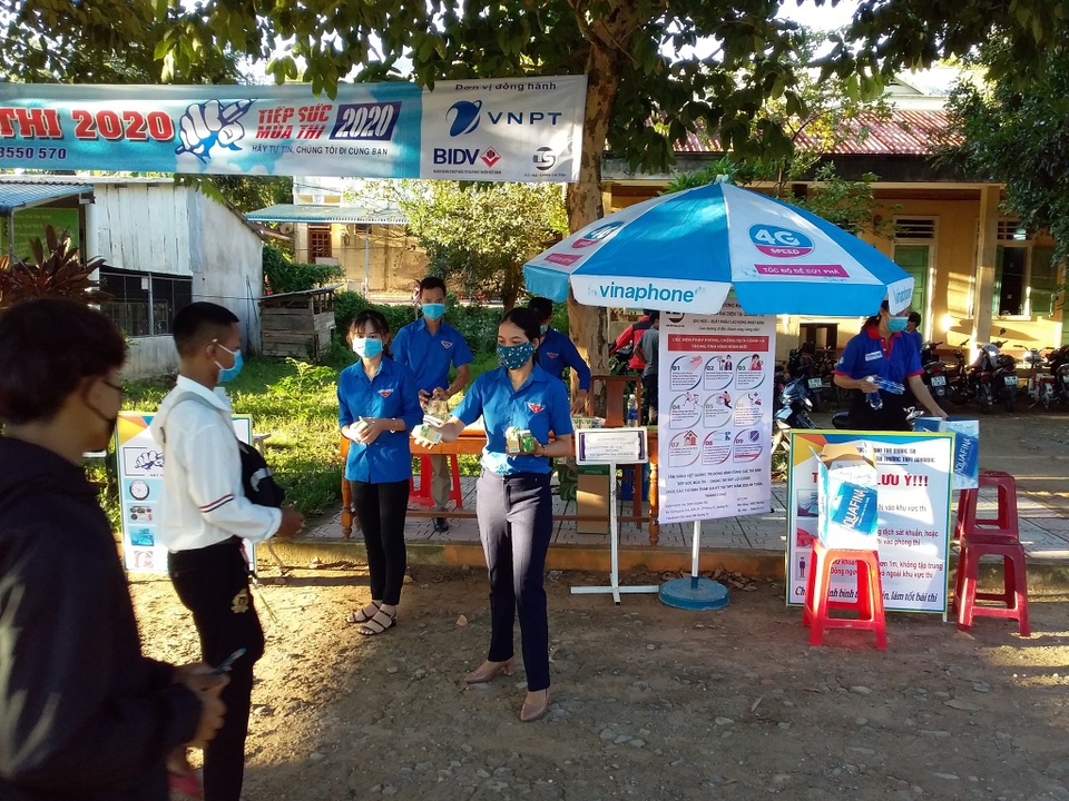 Trường học miền núi chuẩn bị bữa sáng, suất ăn trưa phục vụ thí sinh - 12 Trường học miền núi chuẩn bị bữa sáng, suất ăn trưa phục vụ thí sinh - 12