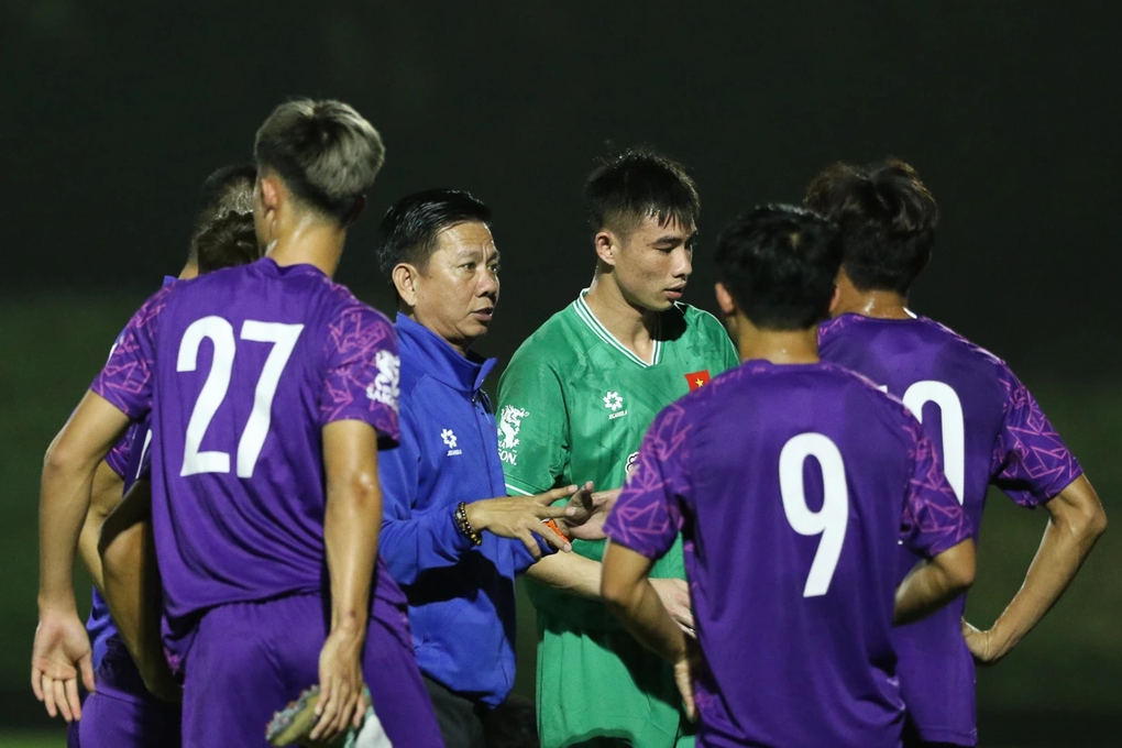 HLV Hoàng Anh Tuấn chọn xong 11 cầu thủ đá chính của U23 Việt Nam? - 1