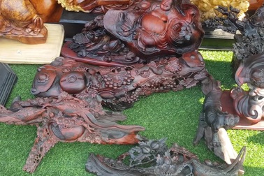 Đồ gỗ mỹ nghệ "đổ bộ" xuống phố biển Nha Trang phục vụ Tết