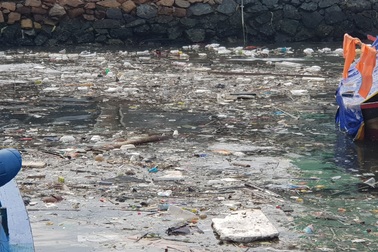 Đảo hơn 3.000 dân ở Nha Trang ngập rác mùa biển động