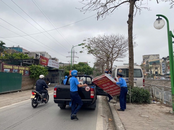 Lực lượng Thanh tra GTVT Hà Nội thực hiện kiểm tra, xử lý, giải tỏa, tháo dỡ lều lán, biển quảng cáo, mái che, mái vẩy, ô dù, phông bạt trên địa bàn Thành phố