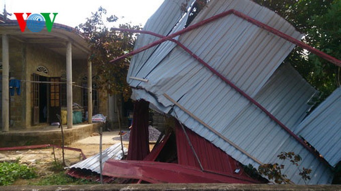 Quảng Trị: Mưa đá, lốc xoáy cuốn phăng mái nhà gần 100 hộ dân