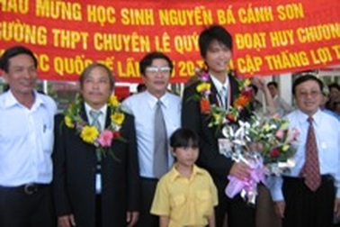 Đón huy chương bạc Olympic Tin học Quốc tế