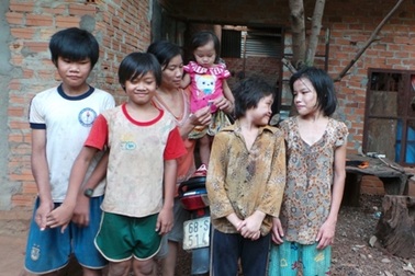 Cháu bé bị mẹ cắt gân chân tay sẽ về với gia đình