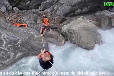 Cảnh sát đu dây qua thác nước cứu du khách nước ngoài mắc kẹt