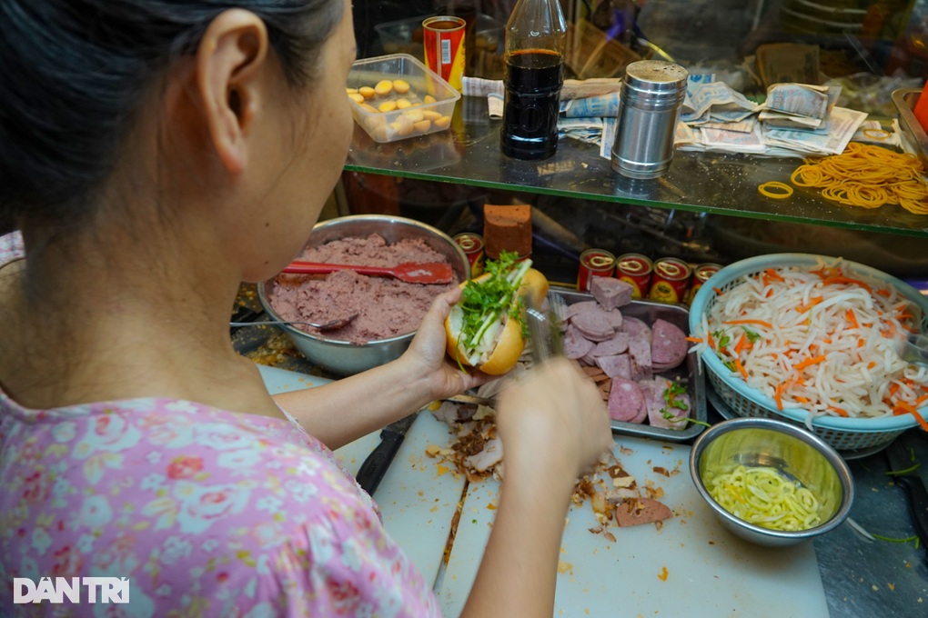 17 year old bread truck, selling 400 loaves/day: The owner still lives in a rented house - 2