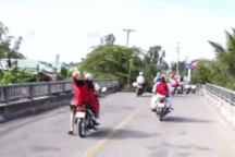 Nổi bật tuần qua: Cô gái bị ngã đau vì kiểu ngồi một bên sau xe máy