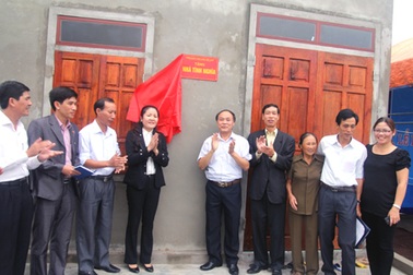 Bàn giao nhà tình nghĩa cho gia đình thân nhân 3 liệt sĩ