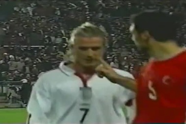 Beckham suýt tẩn Alpay