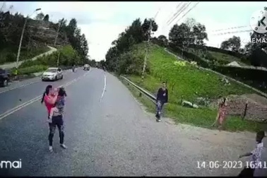 Trẻ nhỏ bất ngờ băng sang đường, ô tô xe máy không né kịp