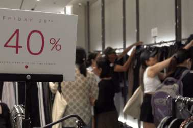 Người dân TPHCM xếp hàng hơn 1 giờ để thanh toán trong ngày Black Friday