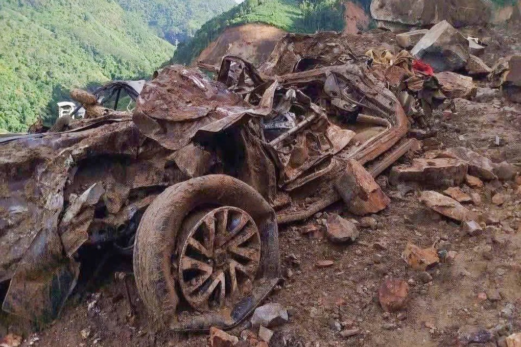 Vụ ô tô chở 3 người bị vùi lấp ở Lào Cai: Chưa tìm thấy nạn nhân cuối cùng - 2 Vụ ô tô chở 3 người bị vùi lấp ở Lào Cai: Chưa tìm thấy nạn nhân cuối cùng - 2