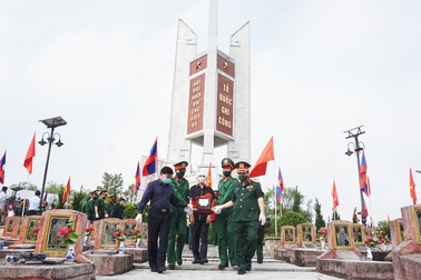 Trọng thể Lễ an táng 95 liệt sĩ quân tình nguyện và chuyên gia Việt Nam