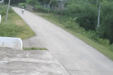 Người đi xe máy bị đâm ngã ngửa vì một kiểu nhập làn thường gặp