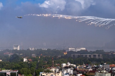 Bay giữa trời vinh quang